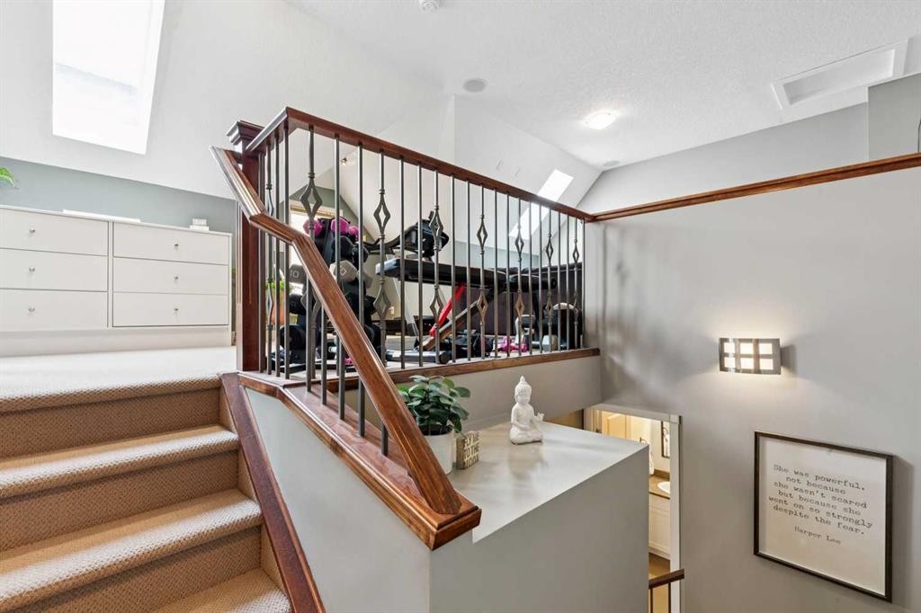 1-528 34 Street Nw, Calgary, AB - Indoor Photo Showing Other Room
