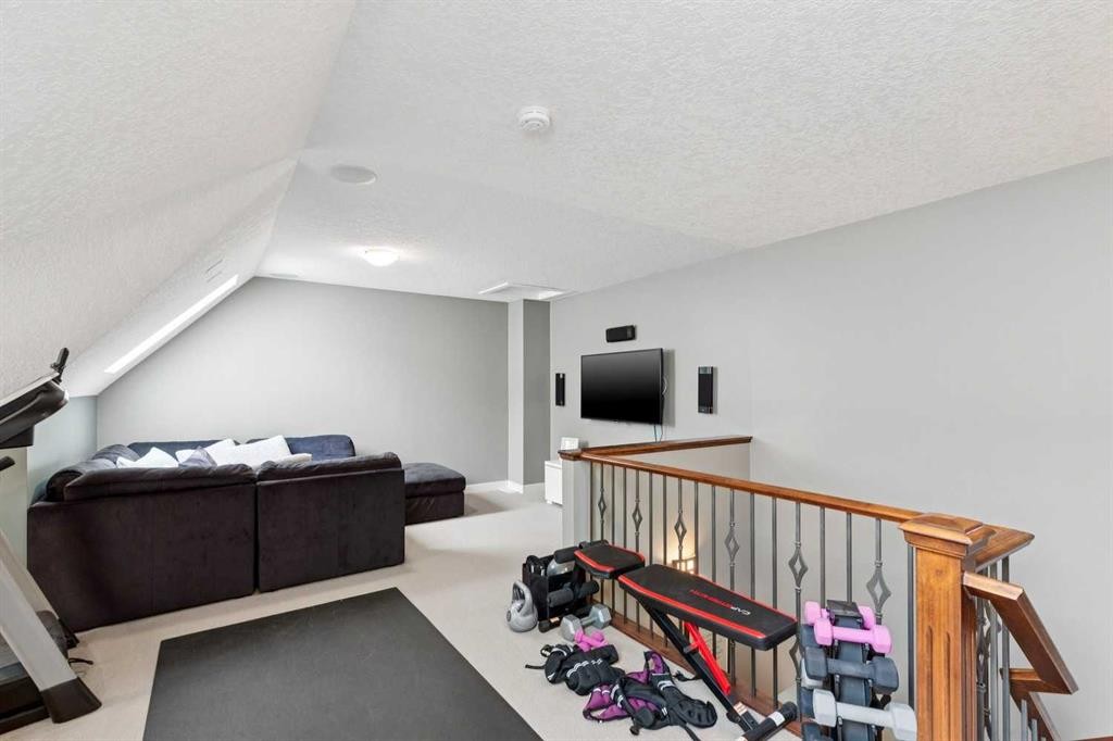 1-528 34 Street Nw, Calgary, AB - Indoor Photo Showing Other Room