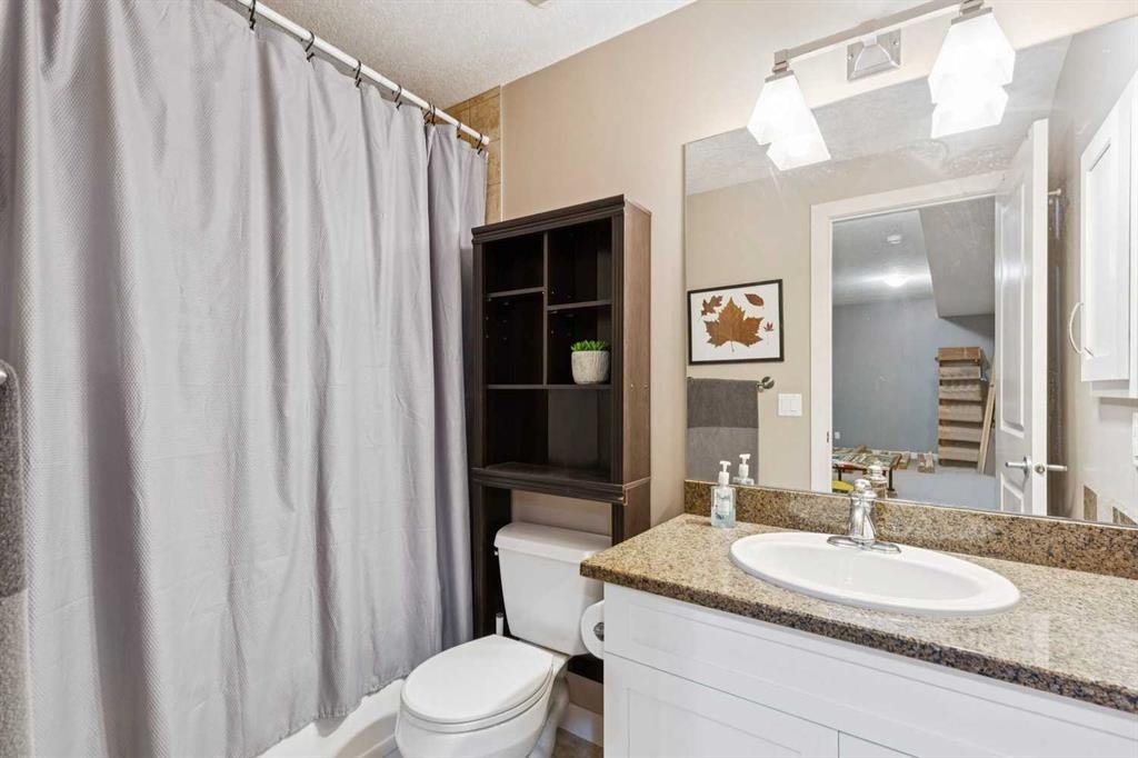 1-528 34 Street Nw, Calgary, AB - Indoor Photo Showing Bathroom