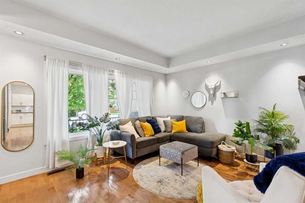 1-528 34 Street Nw, Calgary, AB - Indoor Photo Showing Living Room