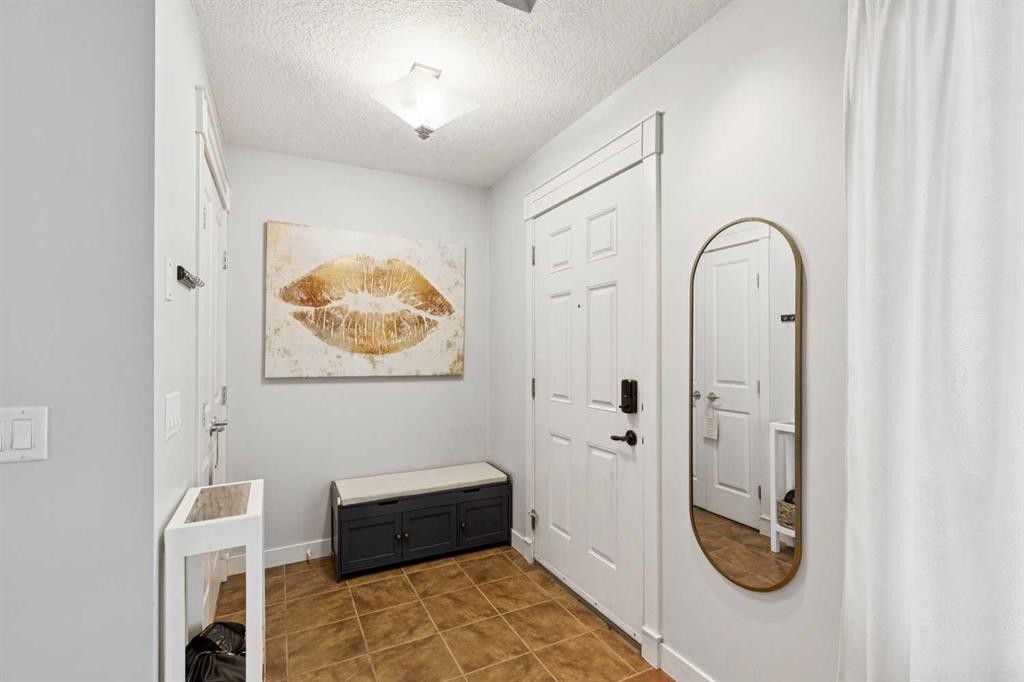 1-528 34 Street Nw, Calgary, AB - Indoor Photo Showing Other Room