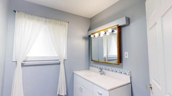 15 Chinook Crescent West, Claresholm, AB - Indoor Photo Showing Bathroom