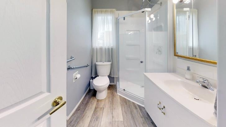 15 Chinook Crescent West, Claresholm, AB - Indoor Photo Showing Bathroom