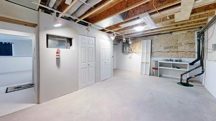 15 Chinook Crescent West, Claresholm, AB - Indoor Photo Showing Basement