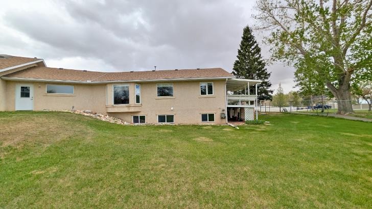 15 Chinook Crescent West, Claresholm, AB - Outdoor