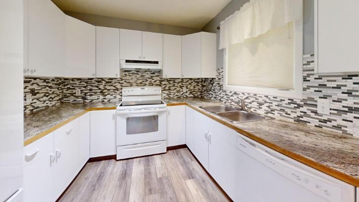 15 Chinook Crescent West, Claresholm, AB - Indoor Photo Showing Kitchen With Double Sink