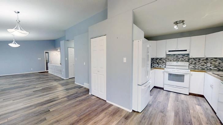 15 Chinook Crescent West, Claresholm, AB - Indoor Photo Showing Kitchen With Double Sink With Upgraded Kitchen