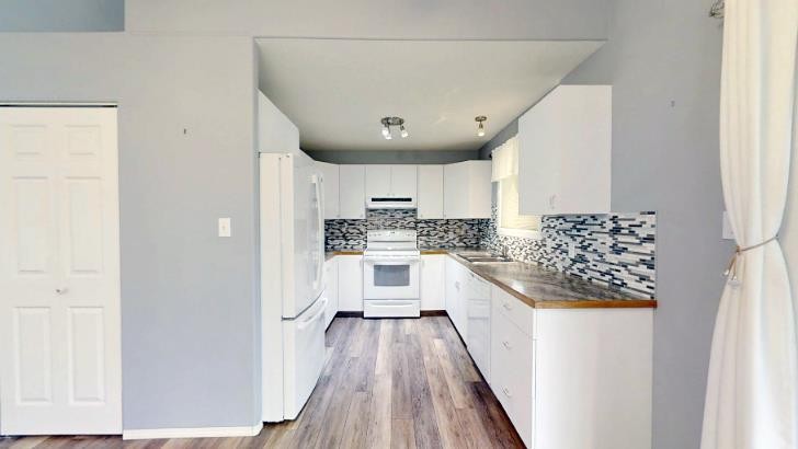 15 Chinook Crescent West, Claresholm, AB - Indoor Photo Showing Kitchen With Upgraded Kitchen