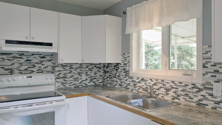 15 Chinook Crescent West, Claresholm, AB - Indoor Photo Showing Kitchen With Double Sink