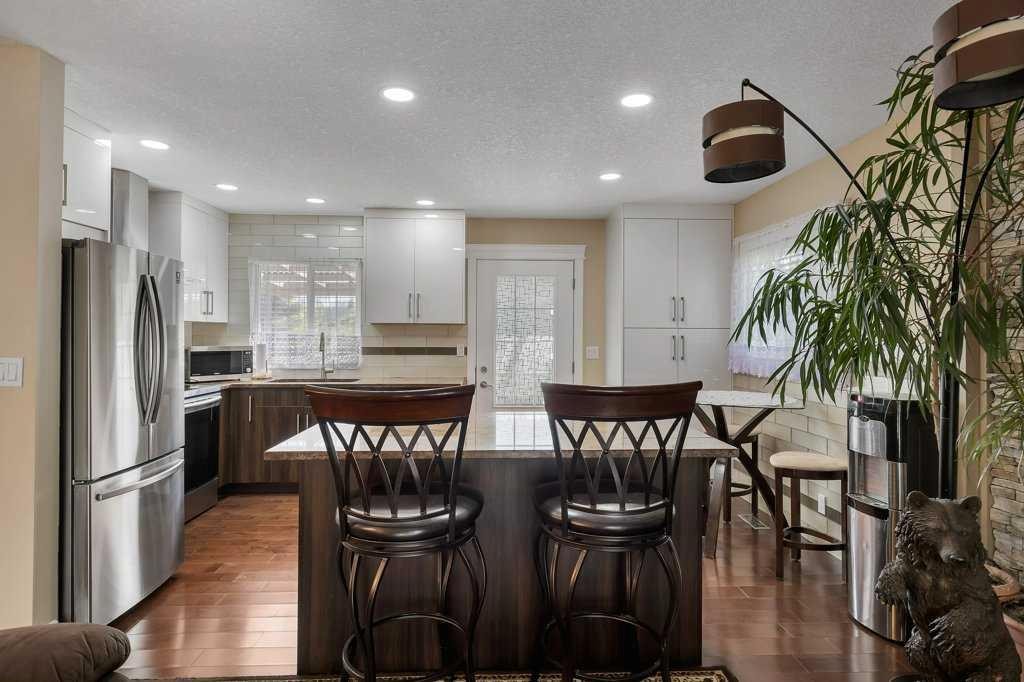 155 Midcrest Crescent Se, Calgary, AB - Indoor