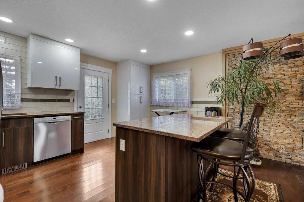155 Midcrest Crescent Se, Calgary, AB - Indoor Photo Showing Kitchen