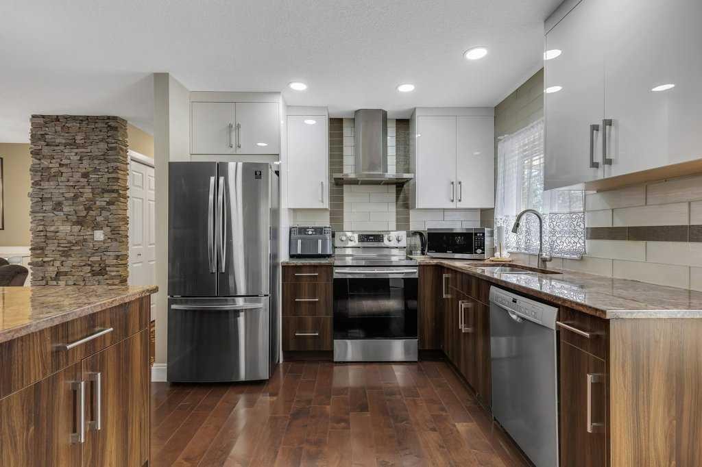 155 Midcrest Crescent Se, Calgary, AB - Indoor Photo Showing Kitchen With Stainless Steel Kitchen With Upgraded Kitchen