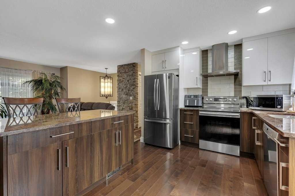 155 Midcrest Crescent Se, Calgary, AB - Indoor Photo Showing Kitchen With Stainless Steel Kitchen With Upgraded Kitchen
