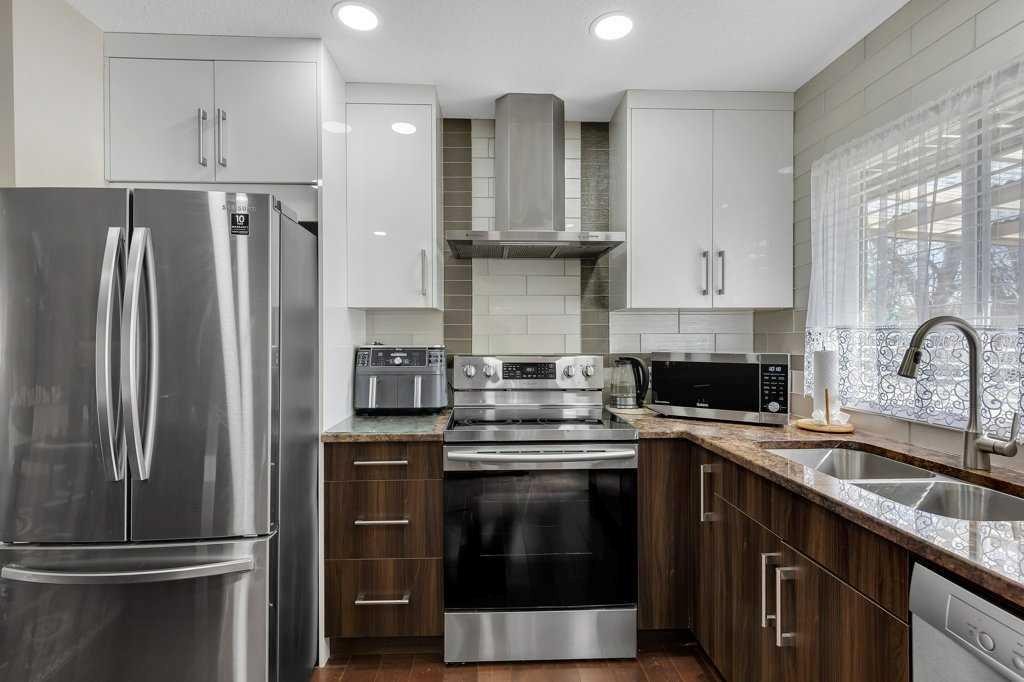 155 Midcrest Crescent Se, Calgary, AB - Indoor Photo Showing Kitchen With Stainless Steel Kitchen With Double Sink With Upgraded Kitchen