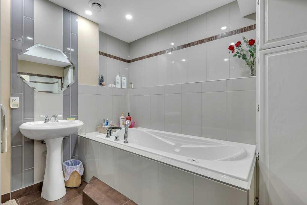 155 Midcrest Crescent Se, Calgary, AB - Indoor Photo Showing Bathroom