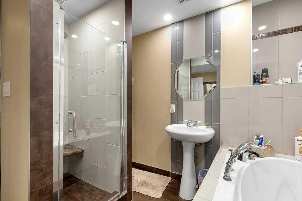 155 Midcrest Crescent Se, Calgary, AB - Indoor Photo Showing Bathroom
