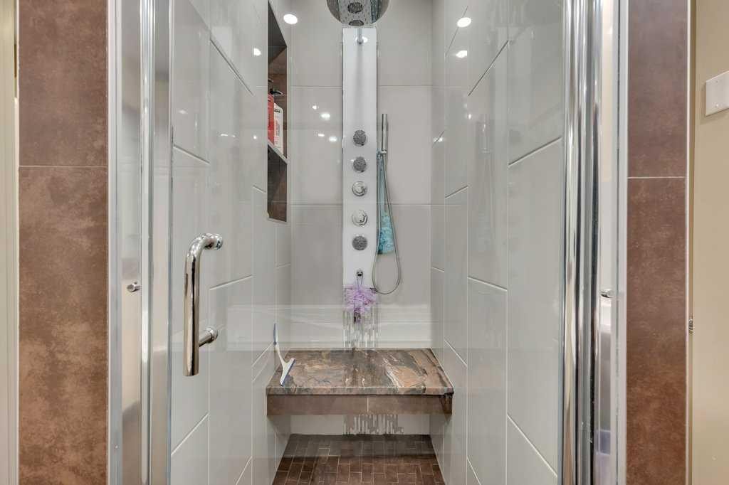 155 Midcrest Crescent Se, Calgary, AB - Indoor Photo Showing Bathroom