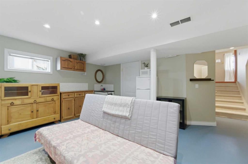 109 Downey Place, Okotoks, AB - Indoor Photo Showing Bedroom