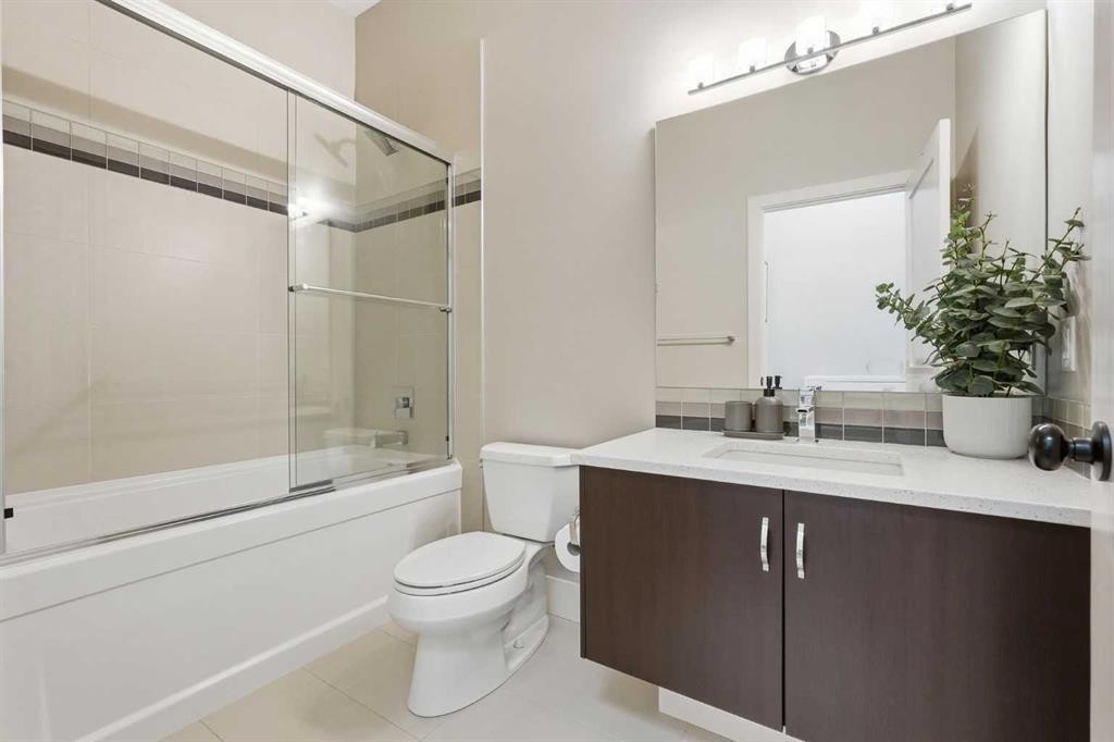 1684 37 Avenue Sw, Calgary, AB - Indoor Photo Showing Bathroom