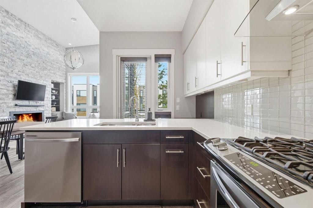 1684 37 Avenue Sw, Calgary, AB - Indoor Photo Showing Kitchen With Upgraded Kitchen