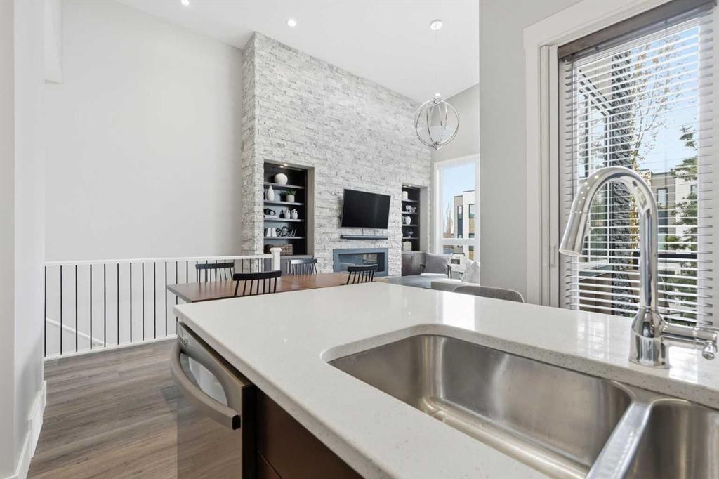 1684 37 Avenue Sw, Calgary, AB - Indoor Photo Showing Kitchen With Double Sink