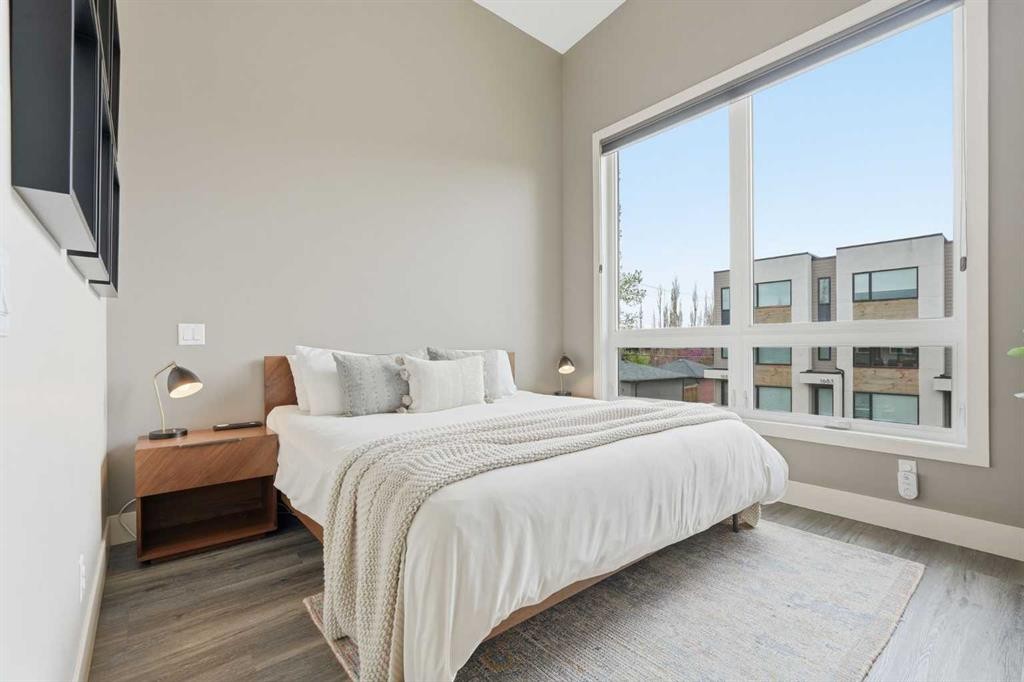 1684 37 Avenue Sw, Calgary, AB - Indoor Photo Showing Bedroom
