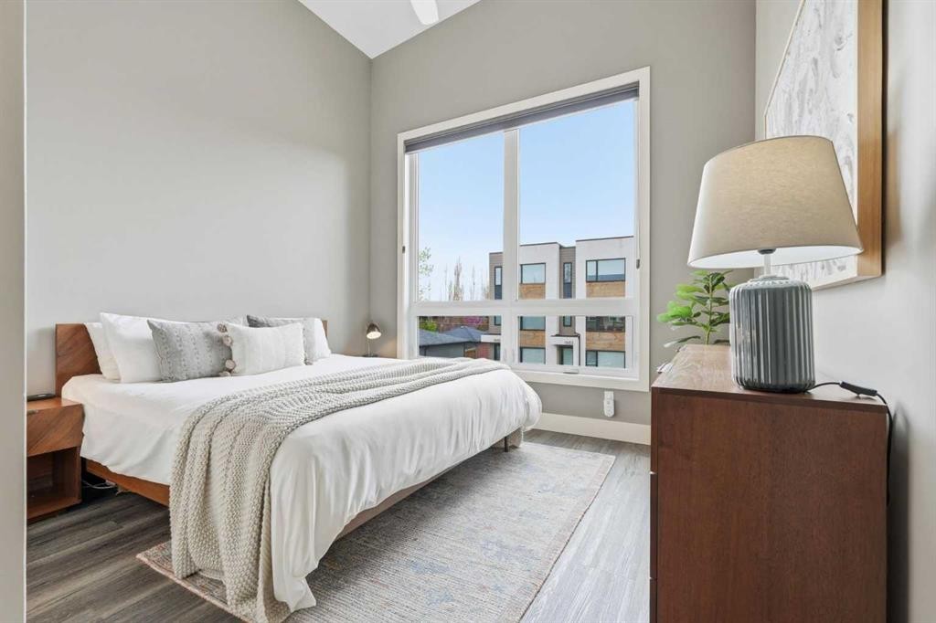 1684 37 Avenue Sw, Calgary, AB - Indoor Photo Showing Bedroom