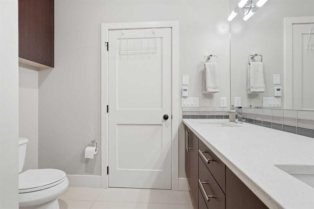 1684 37 Avenue Sw, Calgary, AB - Indoor Photo Showing Bathroom