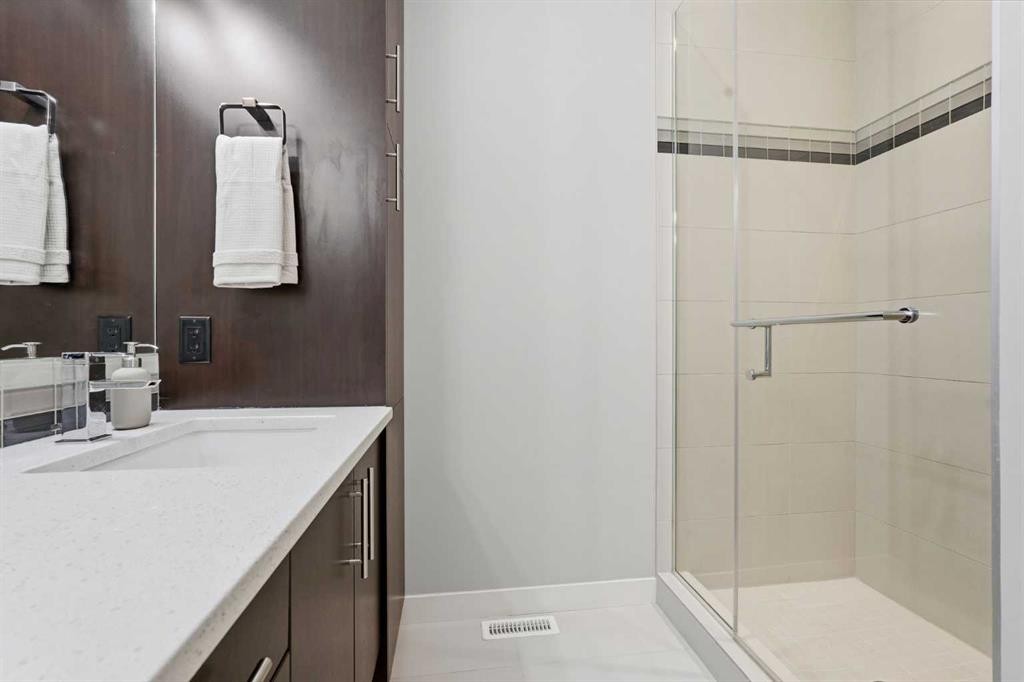 1684 37 Avenue Sw, Calgary, AB - Indoor Photo Showing Bathroom