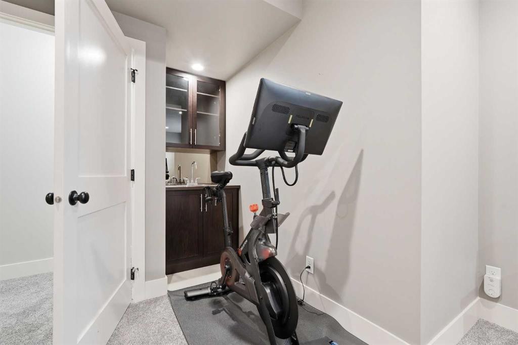 1684 37 Avenue Sw, Calgary, AB - Indoor Photo Showing Gym Room