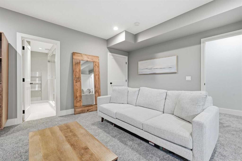 1684 37 Avenue Sw, Calgary, AB - Indoor Photo Showing Living Room