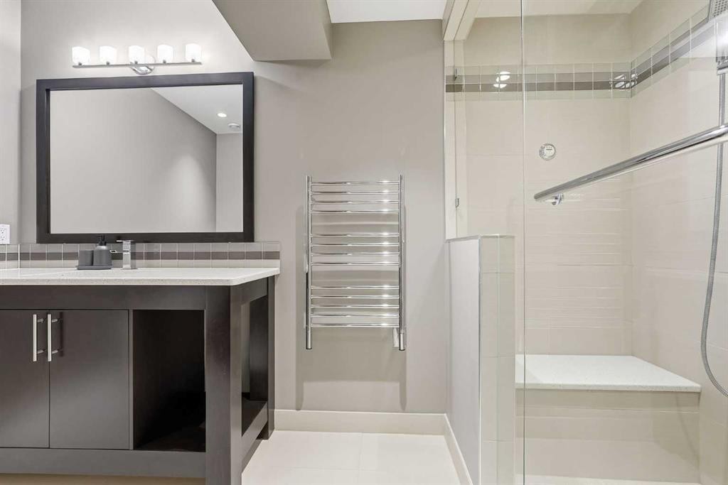 1684 37 Avenue Sw, Calgary, AB - Indoor Photo Showing Bathroom