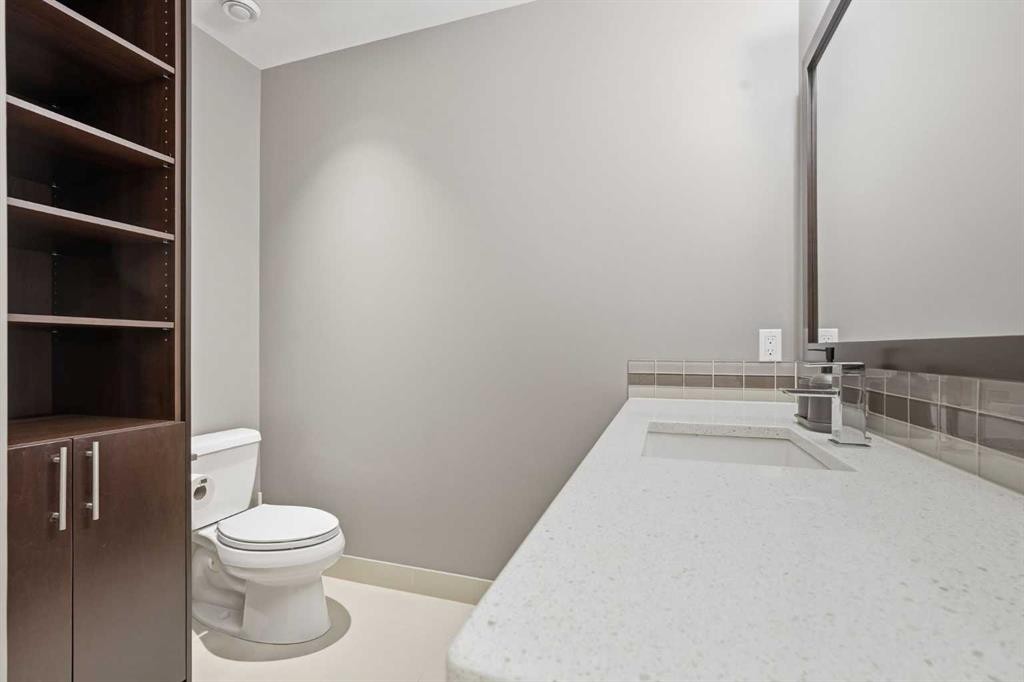 1684 37 Avenue Sw, Calgary, AB - Indoor Photo Showing Bathroom