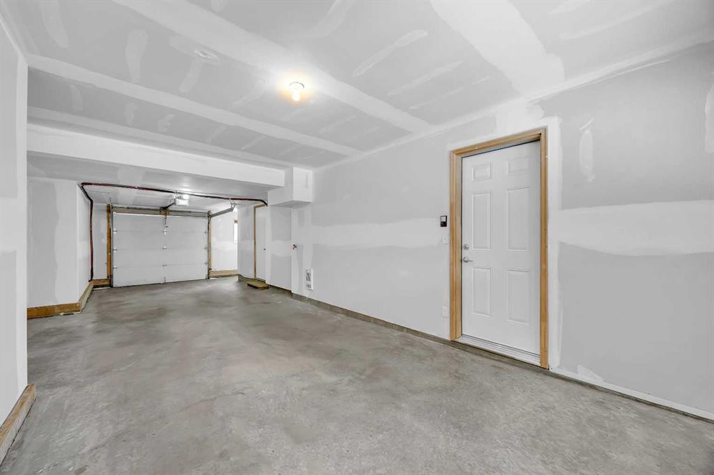 455 Ascot Circle Sw, Calgary, AB - Indoor Photo Showing Garage