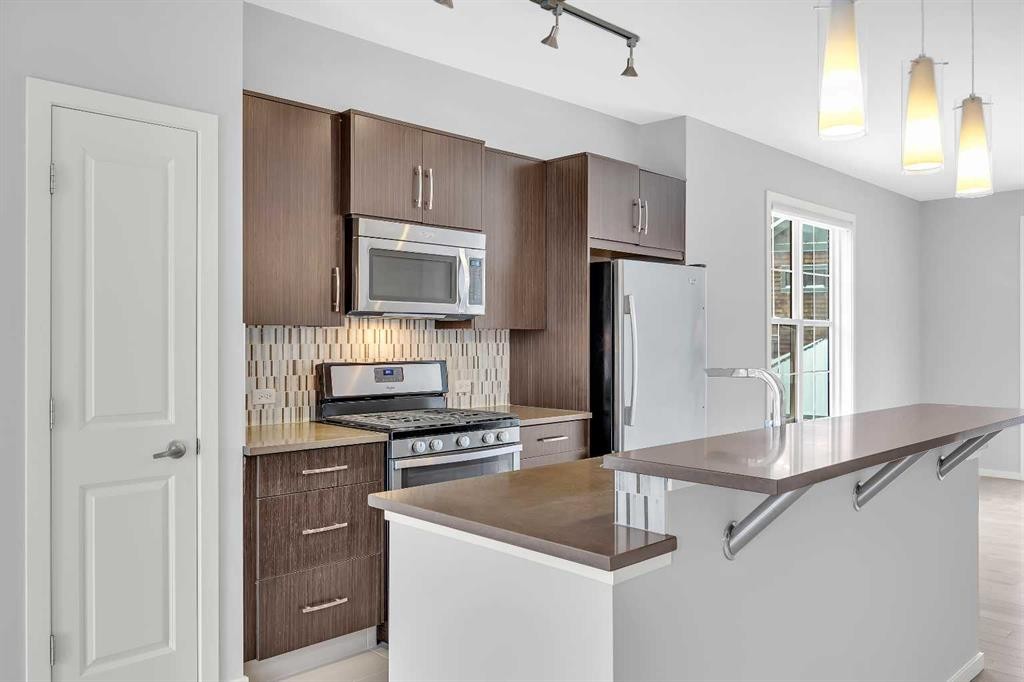 455 Ascot Circle Sw, Calgary, AB - Indoor Photo Showing Kitchen