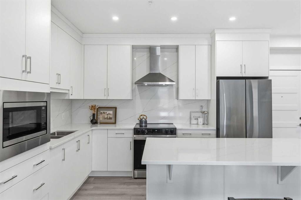 1306-81 Arbour Lake View Nw, Calgary, AB - Indoor Photo Showing Kitchen With Upgraded Kitchen