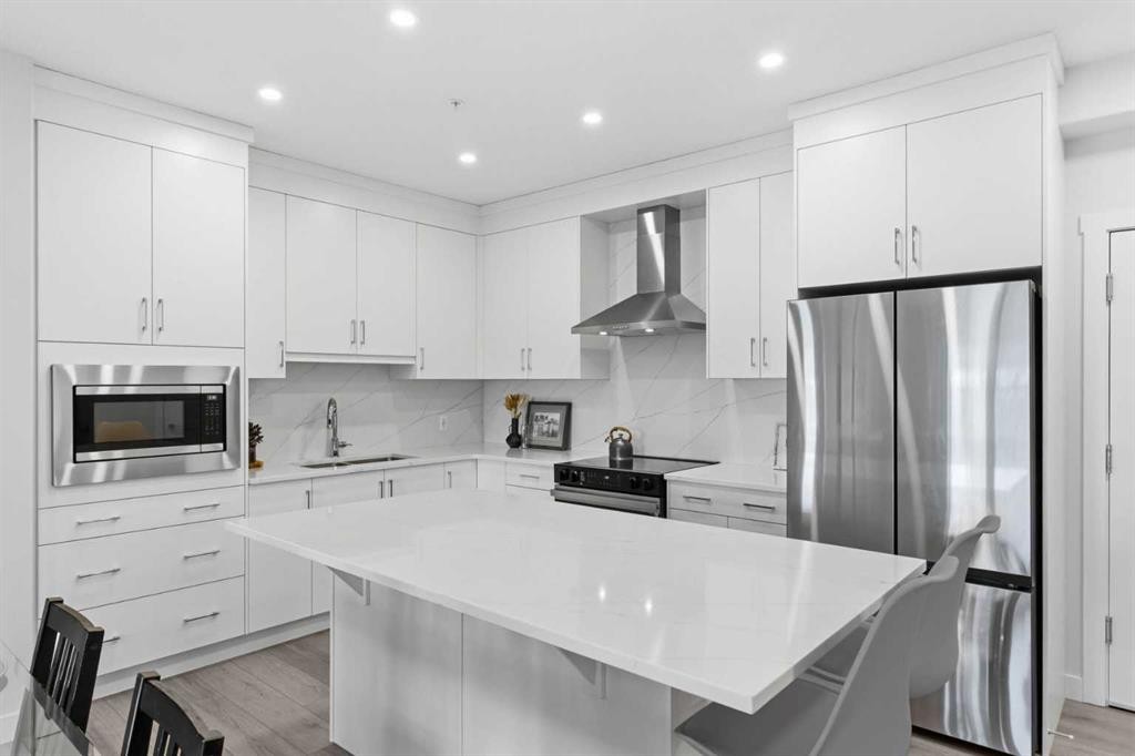 1306-81 Arbour Lake View Nw, Calgary, AB - Indoor Photo Showing Kitchen With Upgraded Kitchen