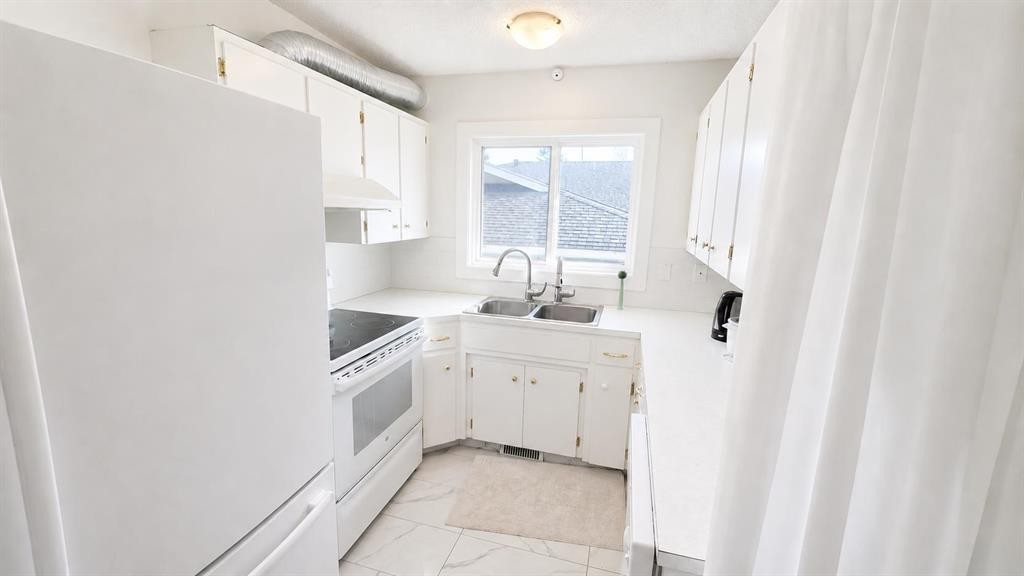 5806 Dalgleish Road Nw, Calgary, AB - Indoor Photo Showing Kitchen
