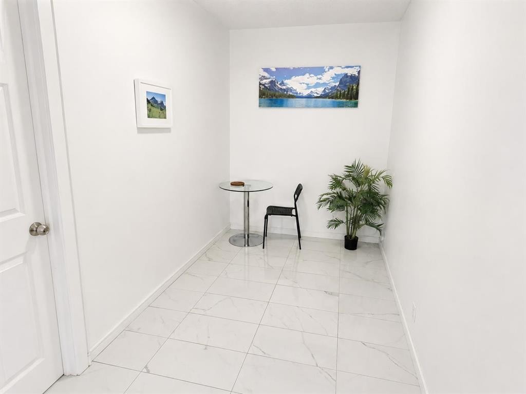 5806 Dalgleish Road Nw, Calgary, AB - Indoor Photo Showing Other Room