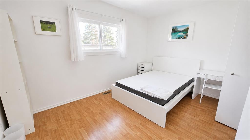 5806 Dalgleish Road Nw, Calgary, AB - Indoor Photo Showing Bedroom