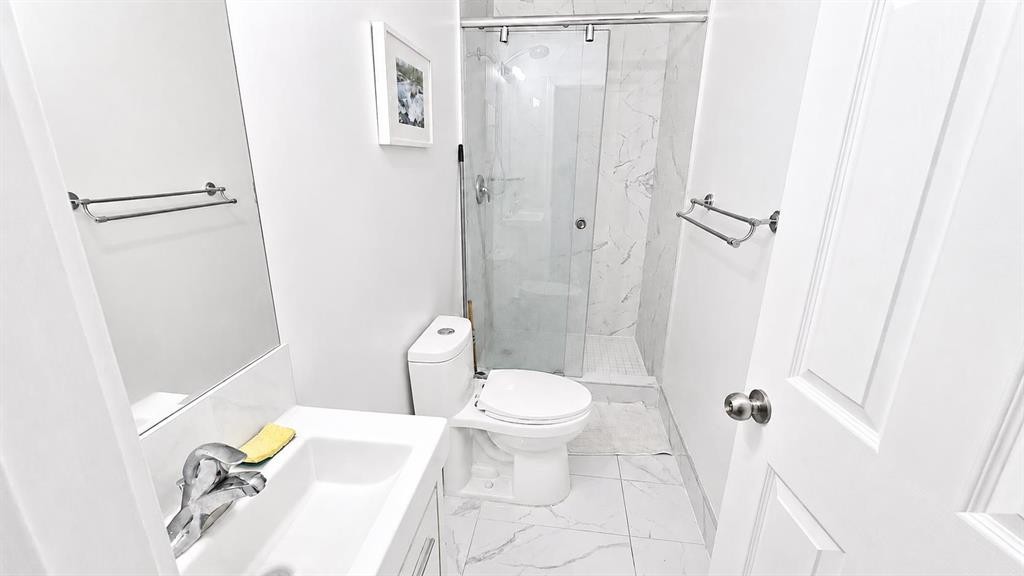 5806 Dalgleish Road Nw, Calgary, AB - Indoor Photo Showing Bathroom