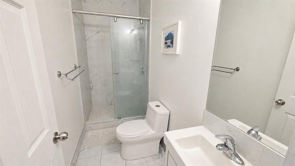 5806 Dalgleish Road Nw, Calgary, AB - Indoor Photo Showing Bathroom