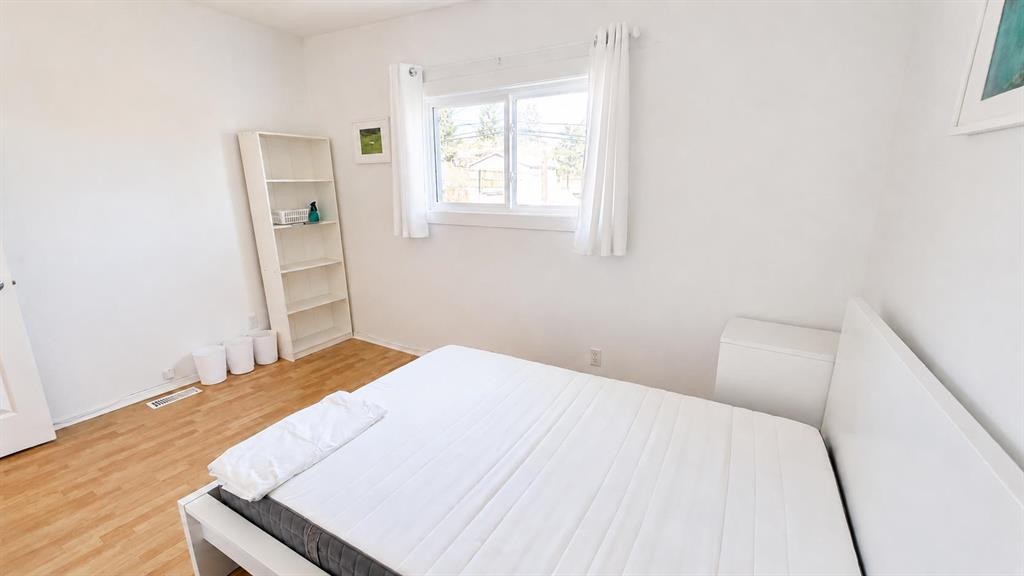 5806 Dalgleish Road Nw, Calgary, AB - Indoor Photo Showing Bedroom