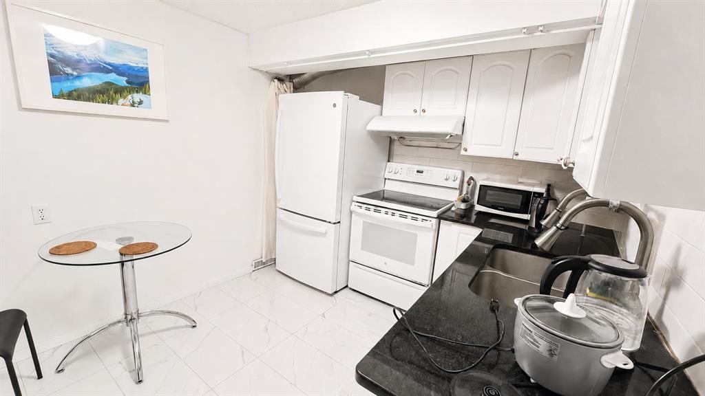 5806 Dalgleish Road Nw, Calgary, AB - Indoor Photo Showing Kitchen