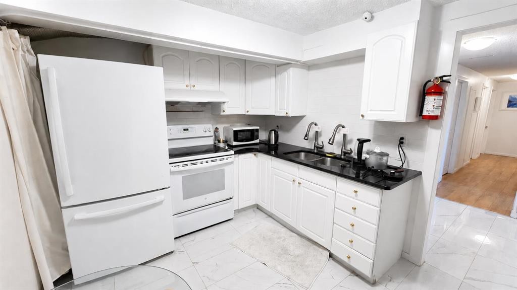 5806 Dalgleish Road Nw, Calgary, AB - Indoor Photo Showing Kitchen With Double Sink