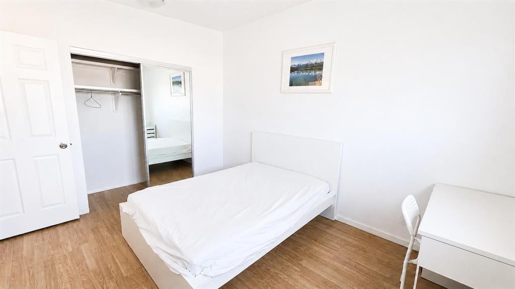 5806 Dalgleish Road Nw, Calgary, AB - Indoor Photo Showing Bedroom