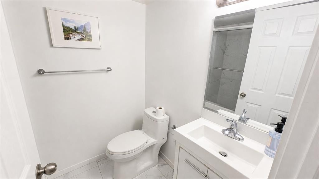 5806 Dalgleish Road Nw, Calgary, AB - Indoor Photo Showing Bathroom