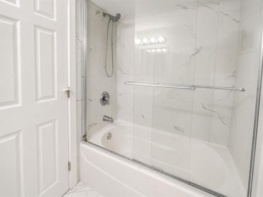 5806 Dalgleish Road Nw, Calgary, AB - Indoor Photo Showing Bathroom