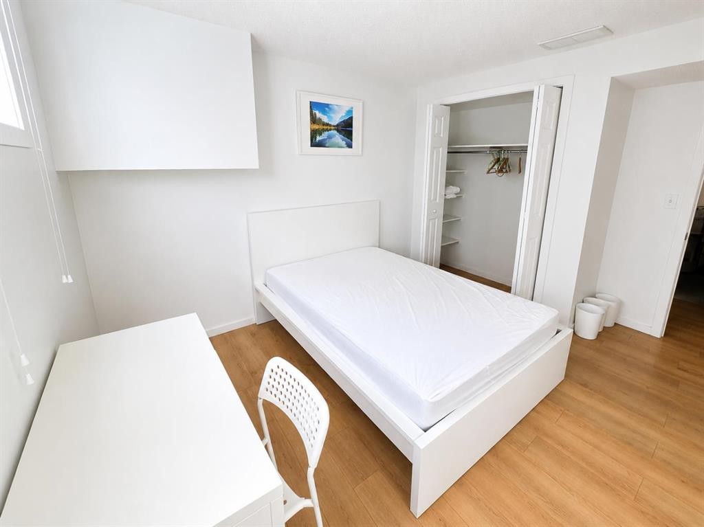 5806 Dalgleish Road Nw, Calgary, AB - Indoor Photo Showing Bedroom