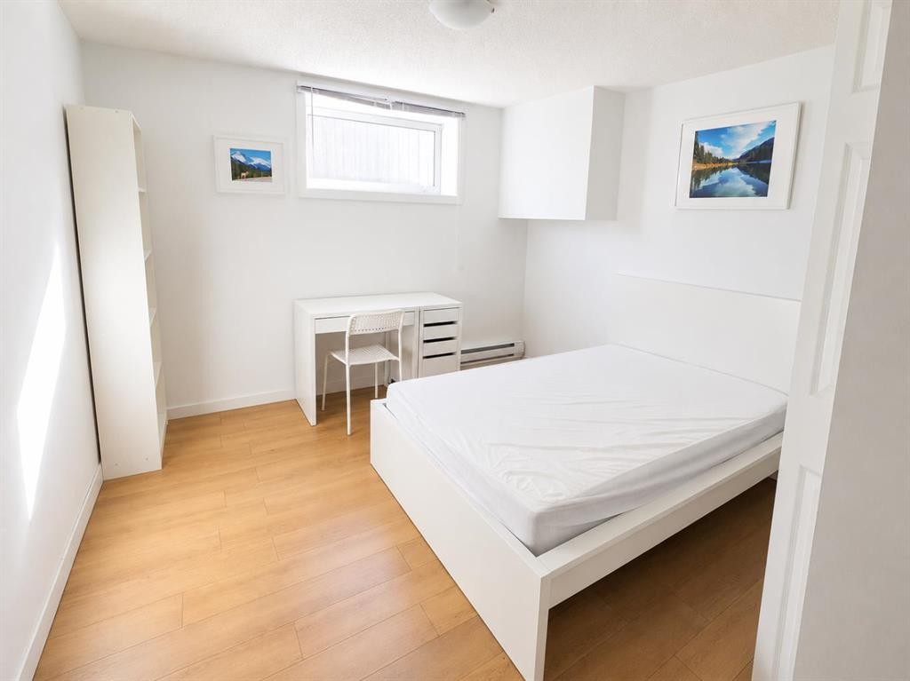 5806 Dalgleish Road Nw, Calgary, AB - Indoor Photo Showing Bedroom